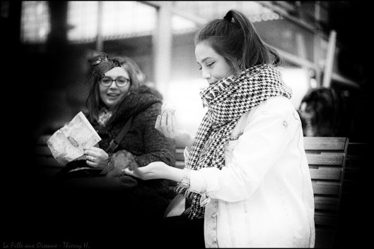 la fille aux oiseaux b&w